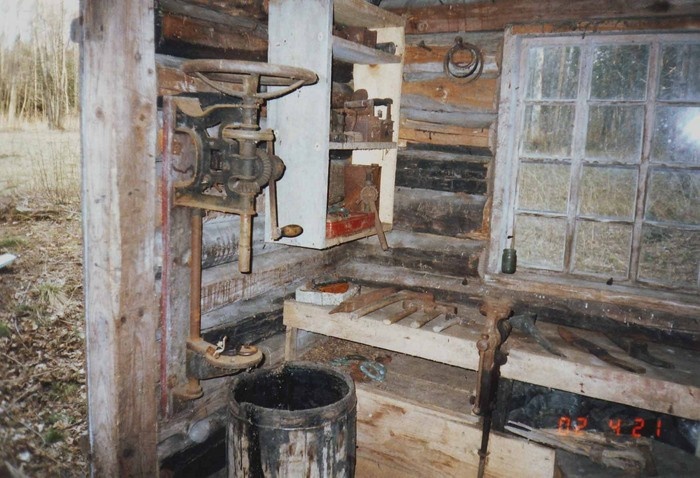 Õngu küla Masti talu sepikoja sisevaade aknaalusele nurgale, kus lukksepa töölaud, seinal riiul.