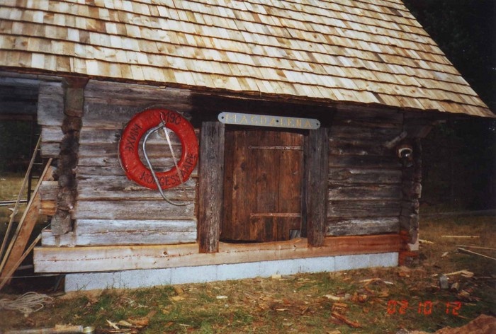 Kalana küla renoveeritav sepikoda, lähivaates esikülg, ukse kohal silt "Magdalena", ukse kõrval päästerõngas (punane "Kõrgessaare")