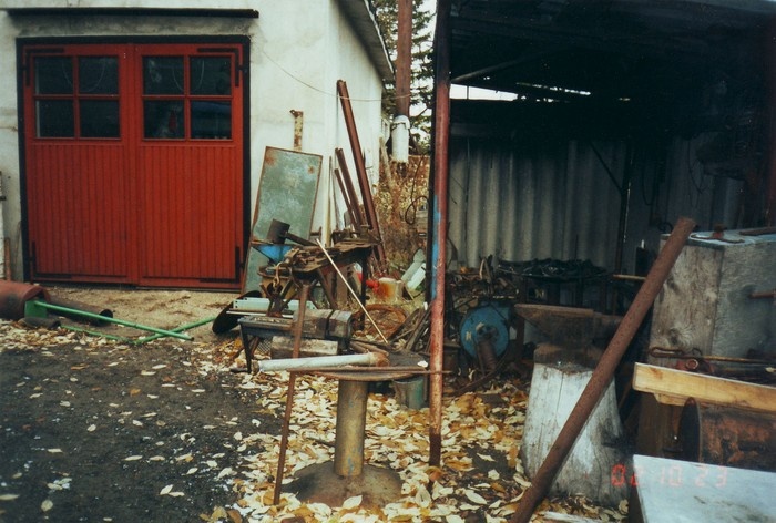 Sepp Talp Reediku sepikoda (katusealune) Palade kooli katlamaja õuel, vaade eemalt (küljelt) katusealusele