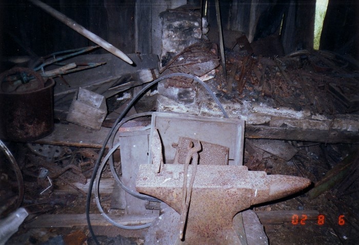 Viilupi küla Nurga talu sepikoja sisevaade, esiplaanil alasi