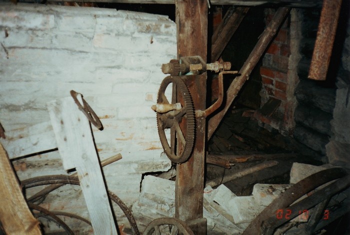 Ristivälja küla Müürisepa talu sepikoda-saun sisevaade, plekksepa töömasin