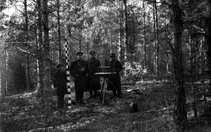 Johan Mei mõõdistustöödel metsas