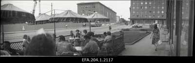 Vaade Narva maanteele, esiplaanil vabaõhukohvik Narva.  similar photo
