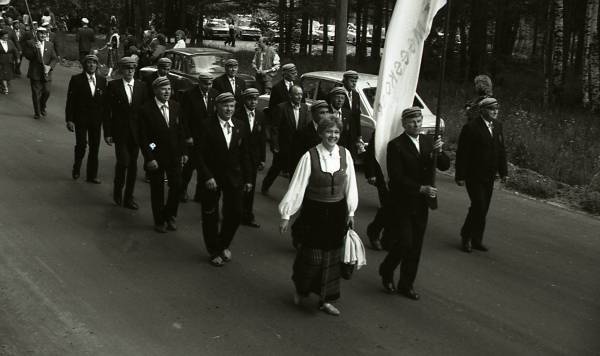 Fotonegatiiv. Laulupäev Haaslavas 1989. Rongkäik. Elva linna kultuurimaja meeskoor.