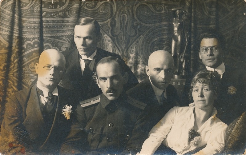 Kirjandusrühmitus Siuru: (vasakult) A. Gailit, H. Visnapuu, Joh. Semper, A. Adson, M. Under, Fr. Tuglas. Tallinn, 1922. Foto Parikas.