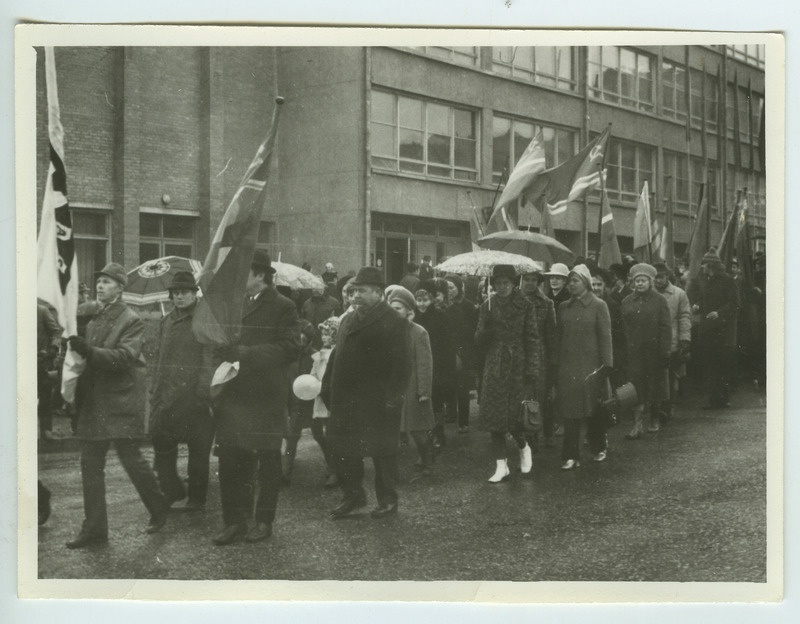 Foto, Tartu Autode Remondi Katsetehas, töökollektiiv paraadil.