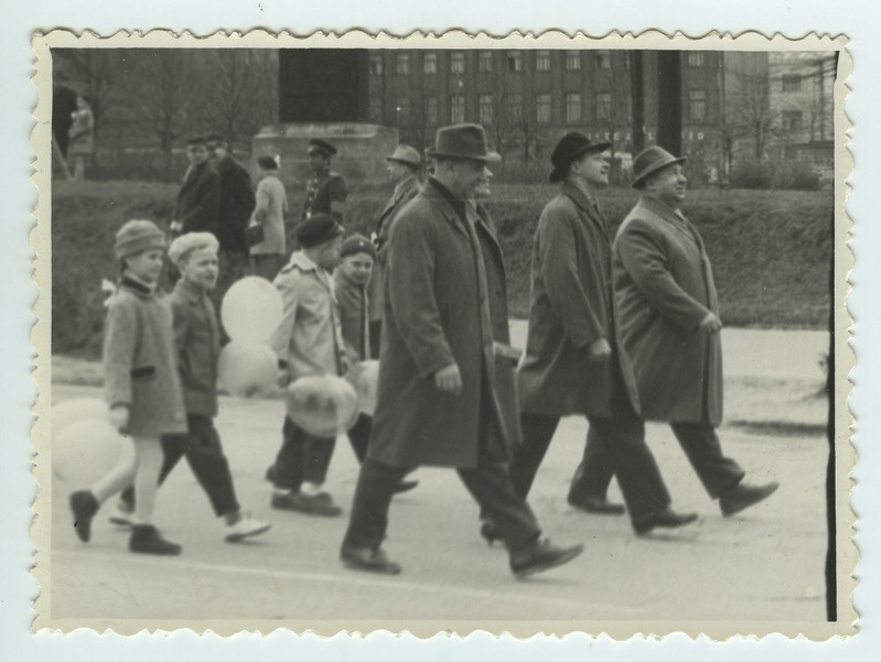 Foto, Tartu Autode Remondi Katsetehas, töökollektiiv paraadil.