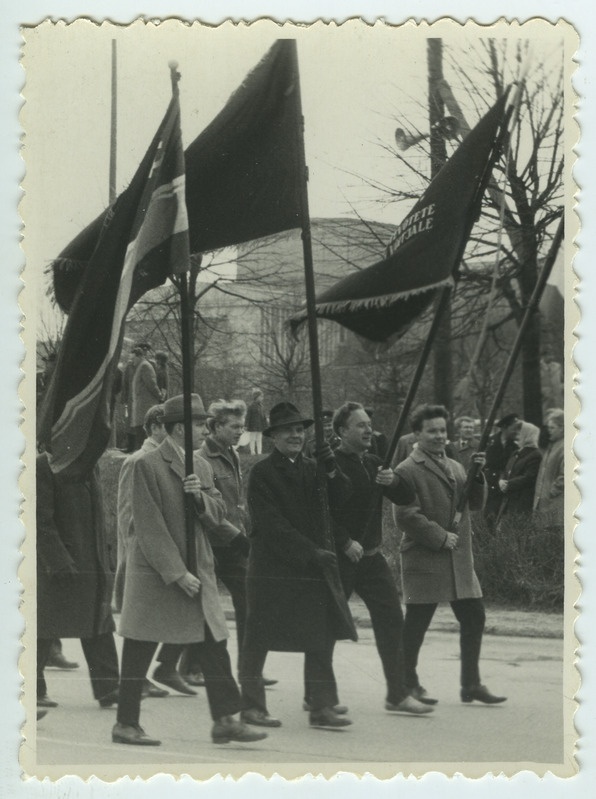 Foto, Tartu Autode Remondi Katsetehas, töökollektiiv paraadil.