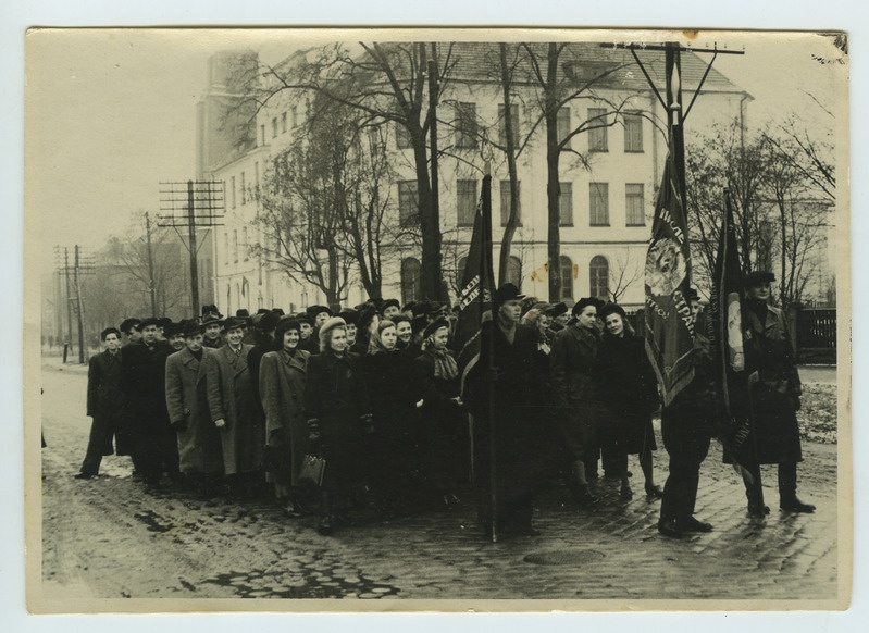 Foto, Tartu Autode Remondi Katsetehas, töökollektiiv paraadil.