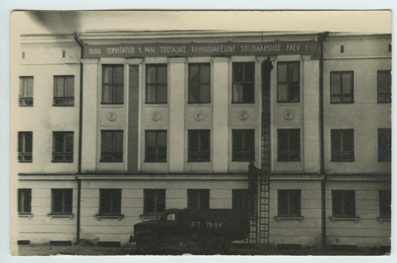 Foto, Tartu Autode Remondi Katsetehas, töökollektiiv paraadil.