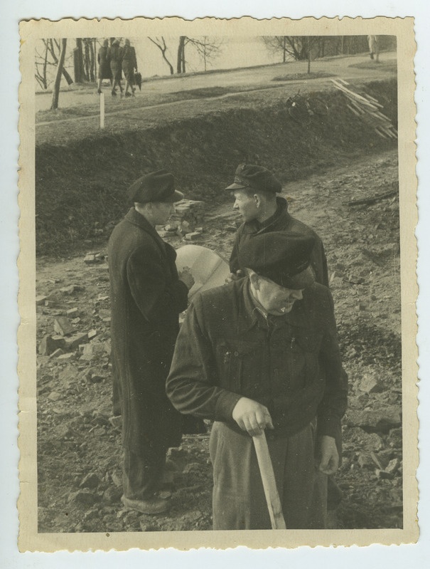 Foto, Tartu Autode Remondi Katsetehase kollektiiv taastamistöödel, 1950. aastatel.