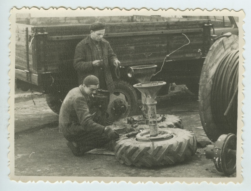 Foto, Tartu Autode Remondi Katsetehas, töökeskkond.