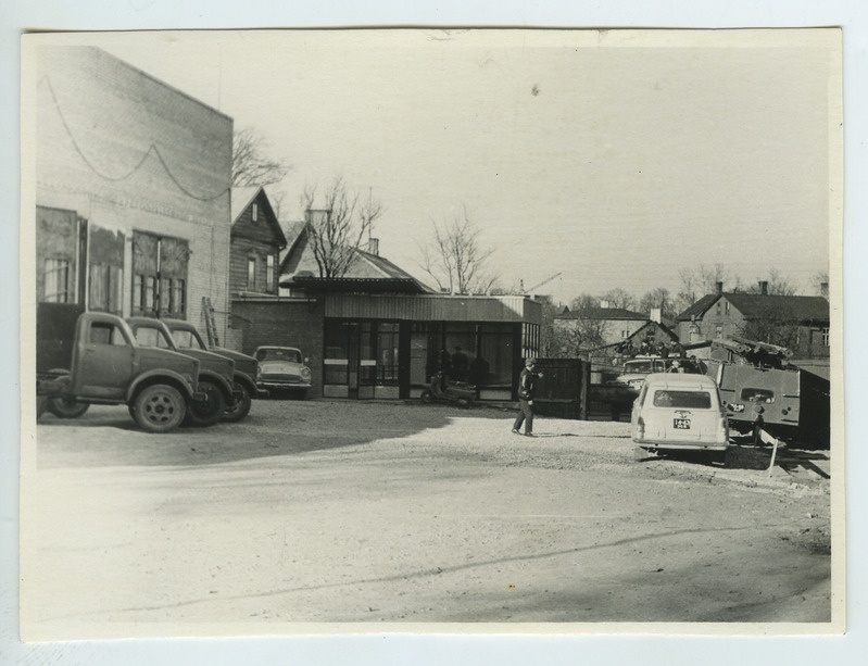 Foto, Tartu Autode Remondi Katsetehas, töökeskkond 1968.
