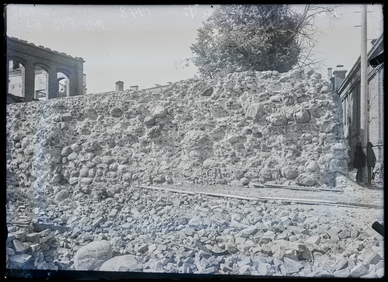 Klaasnegatiiv. Keskaegne linnamüür Magasini t ääres. Tartu, 1948.