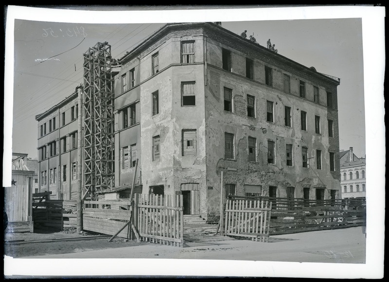 Klaasnegatiiv. Poe t ja Söögituru nurk (hilisem Poe 10). Tartu, 1949.