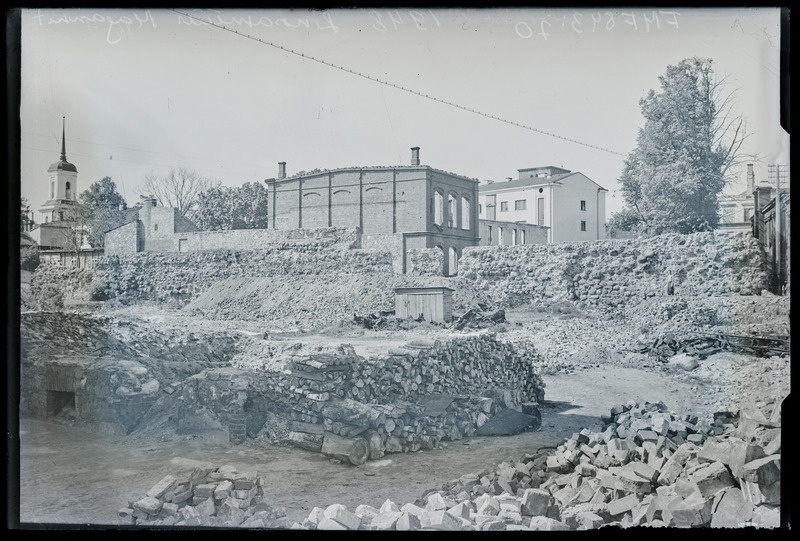 Klaasnegatiiv. Keskaegne linnamüür Magasini t ääres, vasakul Uspenski kirik. Tartu, 1948.