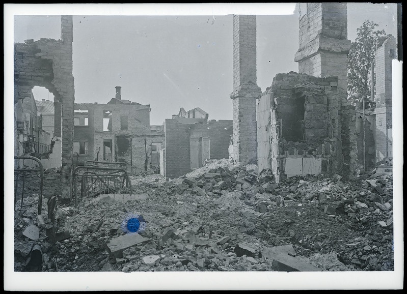 Klaasnegatiiv. Sõjavaremed: Kuperjanovi tänav. Tartu, 1941.