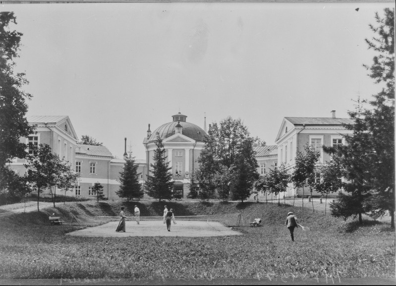 Filminegatiiv. Vana Anatoomikum, ees tenniseplats ja mängijad. Tartu, 1905-1914.