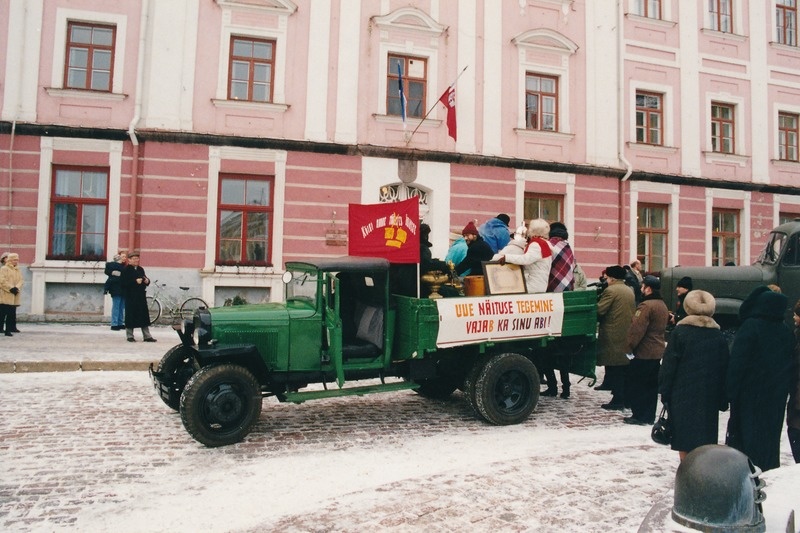 Foto. Tartu Linnamuuseumi kolimine Oru tänav 2 majast Katariina majja -  Narva maantee 23.  2001.