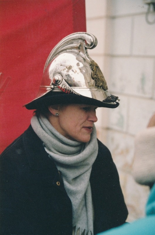 Foto. Tartu Linnamuuseumi kolimine Oru tänav 2 majast Katariina majja -  Narva maantee 23.  2001.
