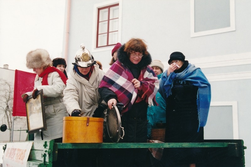 Foto. Tartu Linnamuuseumi kolimine Oru tänav 2 majast Katariina majja -  Narva maantee 23.  2001.