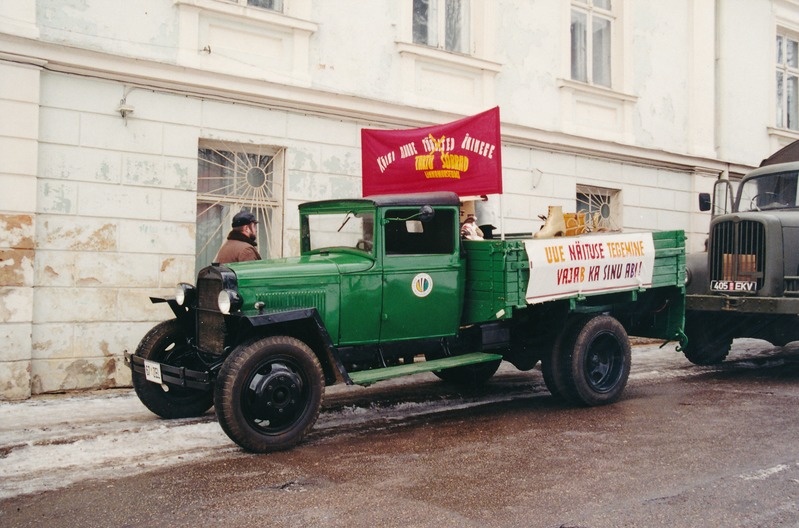 Foto. Tartu Linnamuuseumi kolimine Oru tänav 2 majast Katariina majja -  Narva maantee 23.  2001.