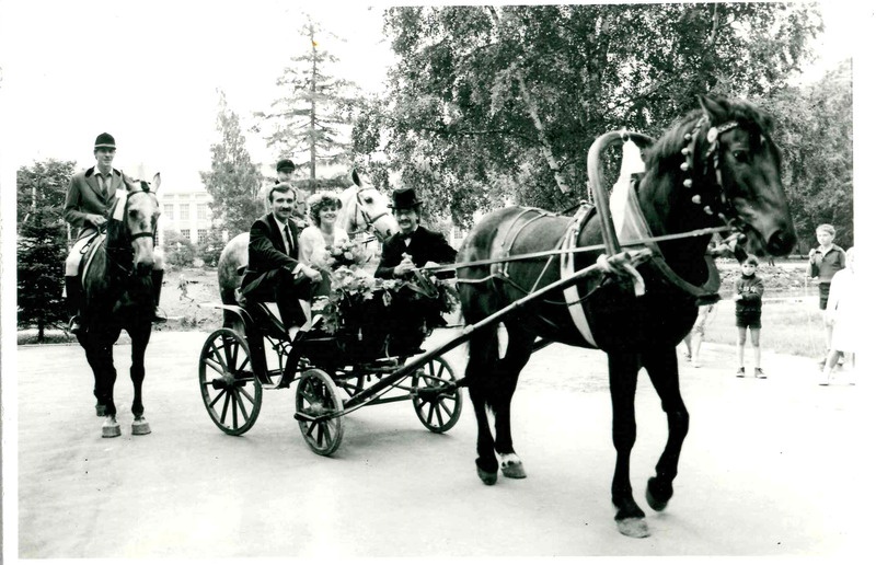 Digitaalne kujutis. Tartu perekonnaseisuamet, pulmapilt; pulmavanker. 1984