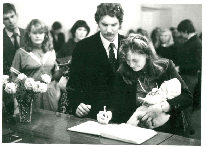 Digitaalne kujutis. Tartu perekonnaseisuamet, sünnitunnistuste ja sünnimedalite kätteandmine lapsevanematele. 1984-1986