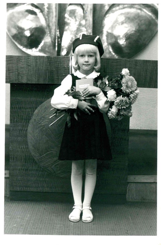 Digitaalne kujutis. Tartu perekonnaseisuamet, koolilapse 1. klassi saatmise pidu koos nimepäeva tunnistuse kätteandmisega; koolivorm. 1984