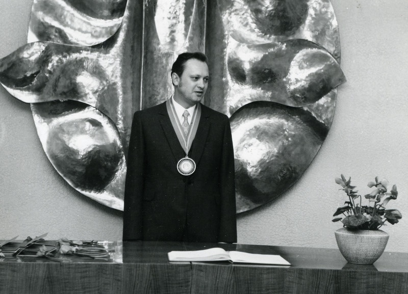 Digitaalne kujutis. Tartu perekonnaseisuamet, juhataja Vello Marmei, kaelas ametikett. 1980