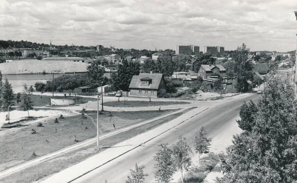 Tartu linnavaade. Pikk  tn Anne kanali (sõudekanal) ääres. 1983.a.
