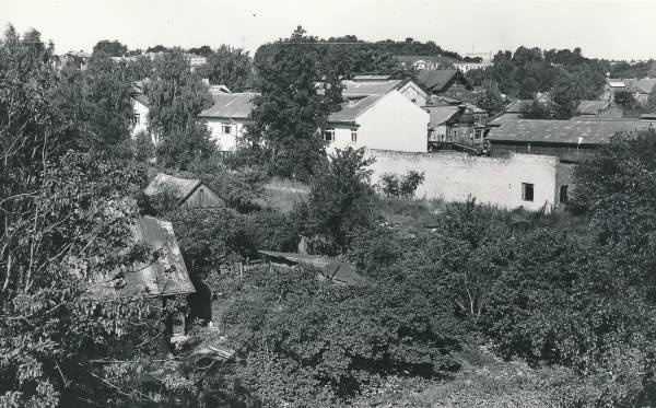 Tartu linnavaade. Jõe ja Turu tn vaheline ala Sõpruse sillalt. 1983.a.
