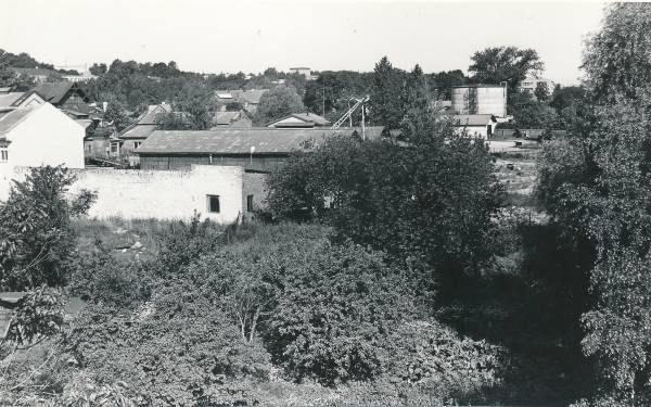 Tartu linnavaade. Jõe ja Turu tn vaheline ala Sõpruse sillalt. 1983.a.