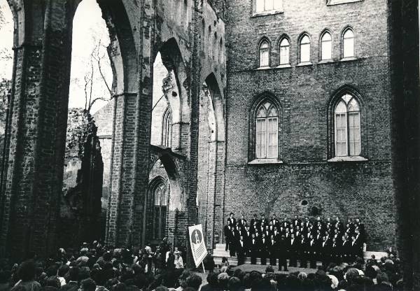 Tartu Kevadpäevad. Tartu Akadeemiline Meeskoor esinemas Toomkiriku varemetes. 14.05.1983.a.