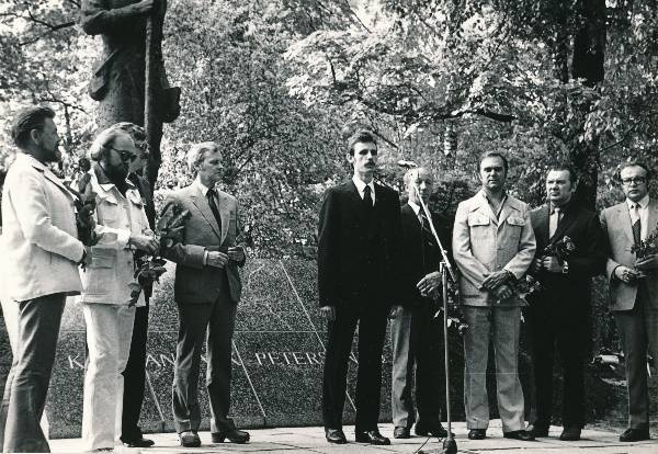Grupifoto. K.J.Petersoni monumendi avamine Toomemäel. 1983.a.