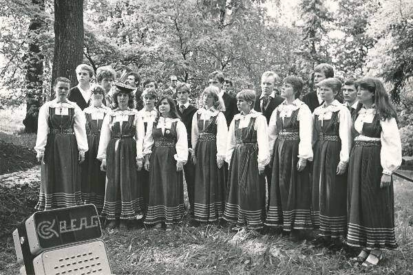 Grupifoto. K.J.Petersoni monumendi avamine Toomemäel. 1983.a.