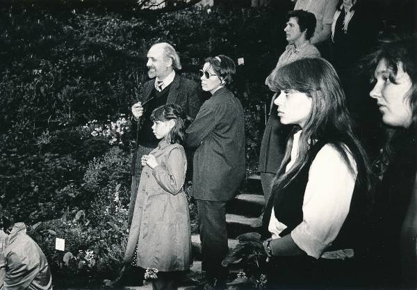 Linnafestival "Tartu kevadpäevad", luuleõhtu botaanikaaias. Taga vasakult 1. Henn-Kaarel Hellat, 2. Ann Must. 1983