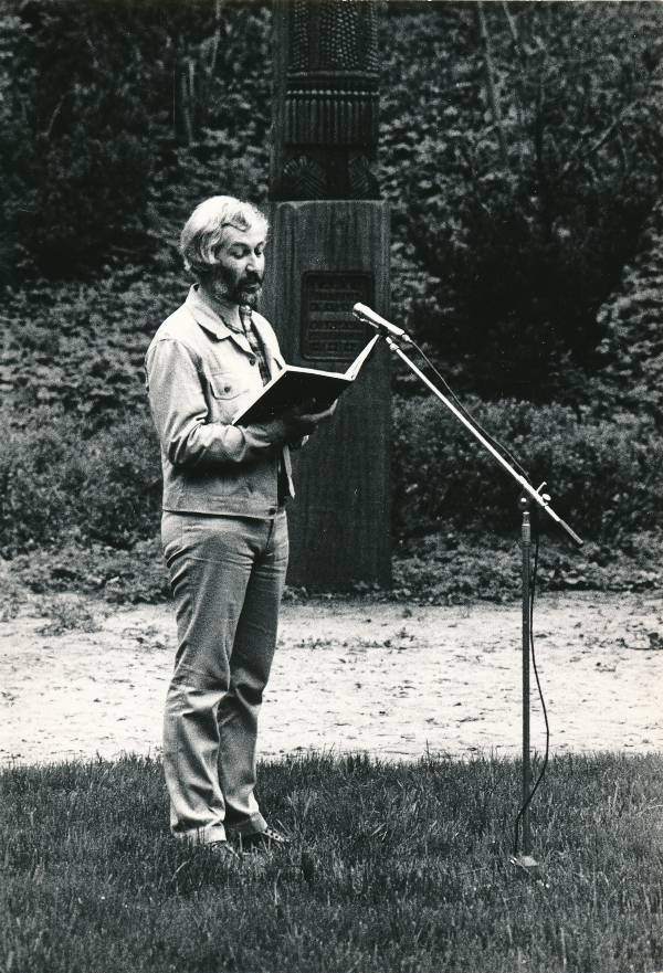 Linnafestival "Tartu kevadpäevad", luuleõhtu botaanikaaias. Esineb Jaa Kaplinski. 1983