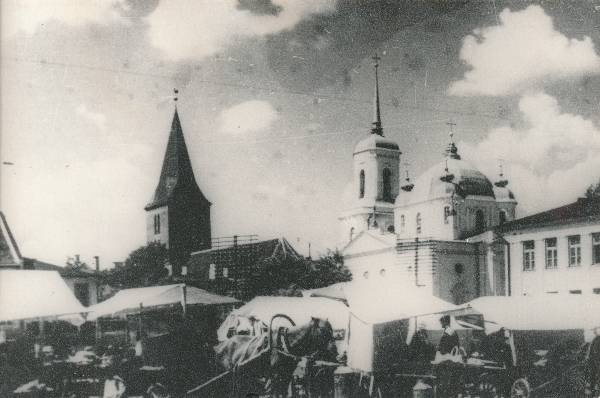 Fotokoopia. Tartu linnavaade. Turuplats Emajõe ääres, taamal Uspenski kirik ja Jaani kirik. 20. sajandi I poolel.