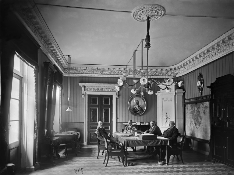 Maistraatin kokous Vanhalla Raatihuoneella, Aleksanterinkatu 20.