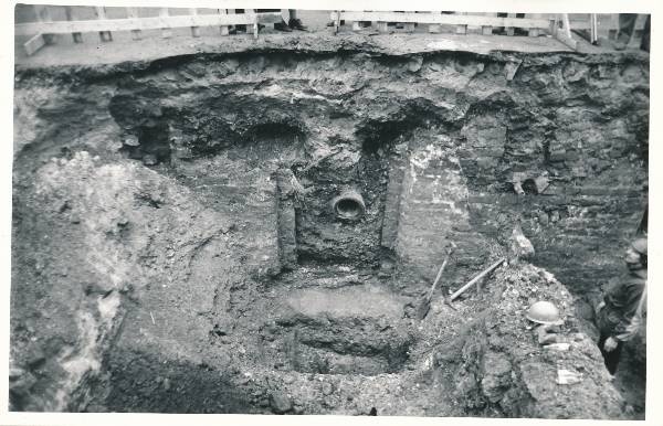 Arheoloogialeid. Kaevamised Tartu Raekoja platsil, Rüütli tn nurgal. 1981.a.