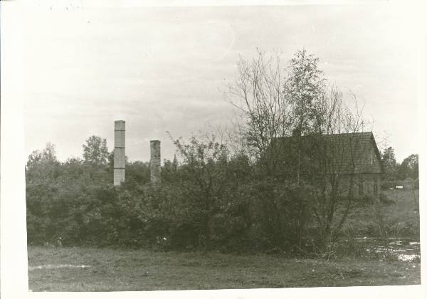 Maarjamõis. Kasvuhoone varemed ja aedniku kuur 1977a.