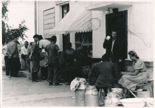 Tartu Lihakombinaadi töötajate toitlustamine pommivarjendi ees.