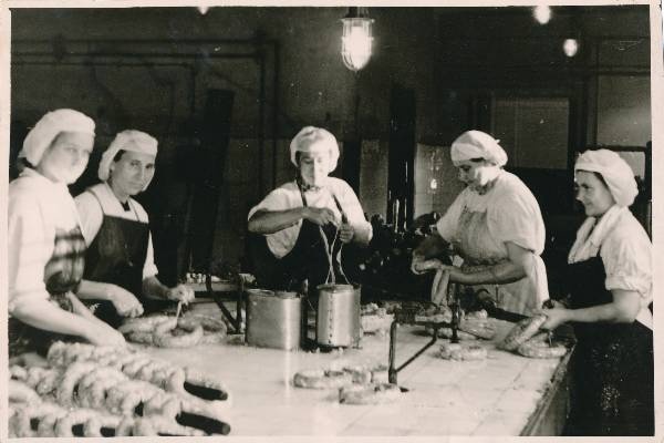 Tartu Lihakombinaadis vorstide valmistamine 1955a.