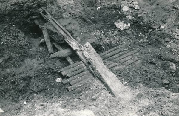 Arheoloogiline kaevamine Tartus 1979a. Puitrajatis linnamüüri ja 1775a hävinud kvartali vahelt mustast pinnasest.