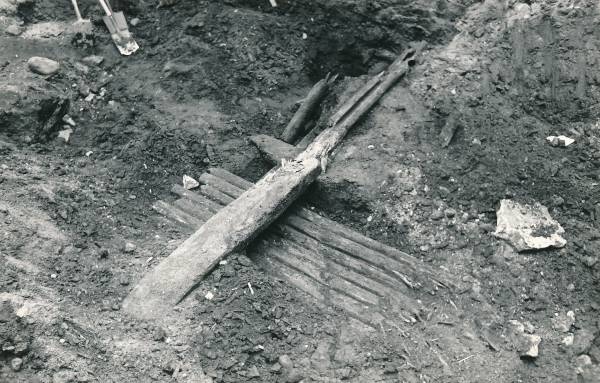 Arheoloogiline kaevamine Tartus 1979a. Puitrajatis linnamüüri ja 1775a hävinud kvartali vahelt mustast pinnasest.