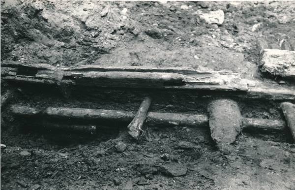 Arheoloogiline kaevamine Tartus 1979a. Puitrajatis linnamüüri ja 1775a hävinud kvartali vahelt mustast pinnasest.