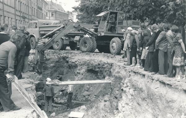Arheoloogiline kaevamine Tartus 1979a. Kaevendi otsaseinas 1775a tulekahjus hävinud hoonete müürid.