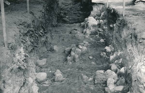 Arheoloogiline kaevamine Tartus 1979a. Kaevise idapoolne osa, vaade keskosa suunas.