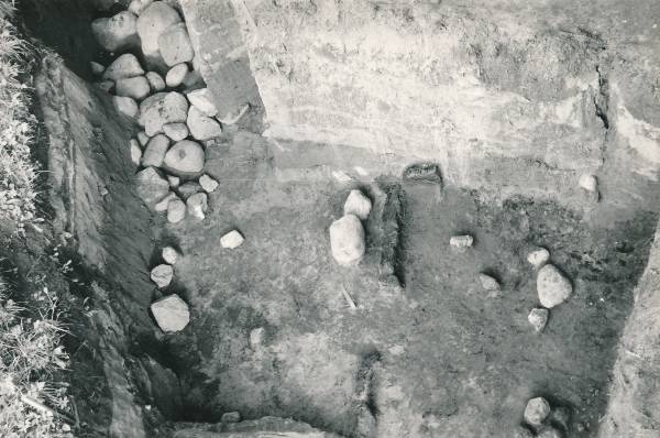 Arheoloogiline kaevamine Tartus 1979a. Kaevise keskosa, vaade kaevise kaguseinale.